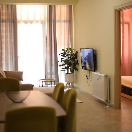 Pleasant Apartment With Free Dedicated Parking In Komuna E Parisit Tirana Kültér fotó