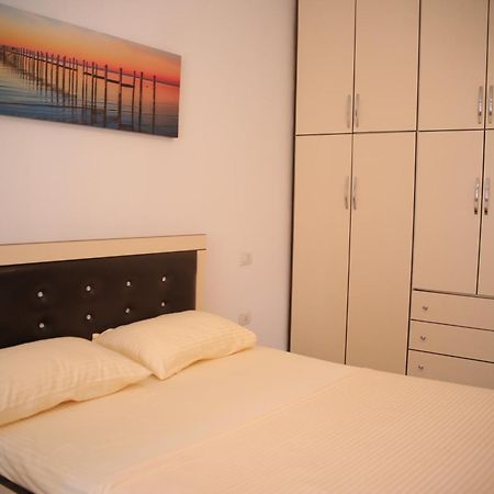 Pleasant Apartment With Free Dedicated Parking In Komuna E Parisit Tirana Kültér fotó