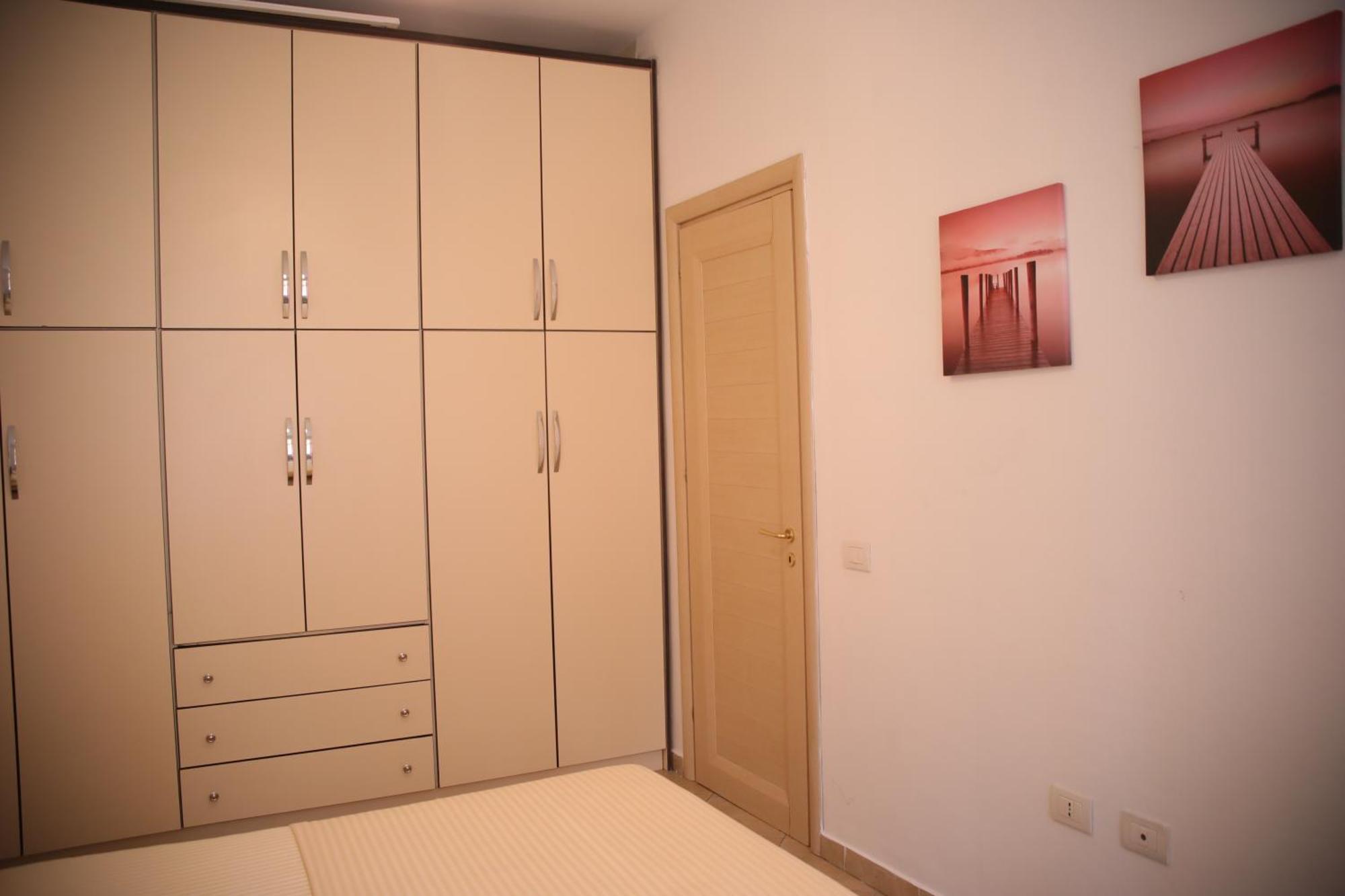 Pleasant Apartment With Free Dedicated Parking In Komuna E Parisit Tirana Kültér fotó